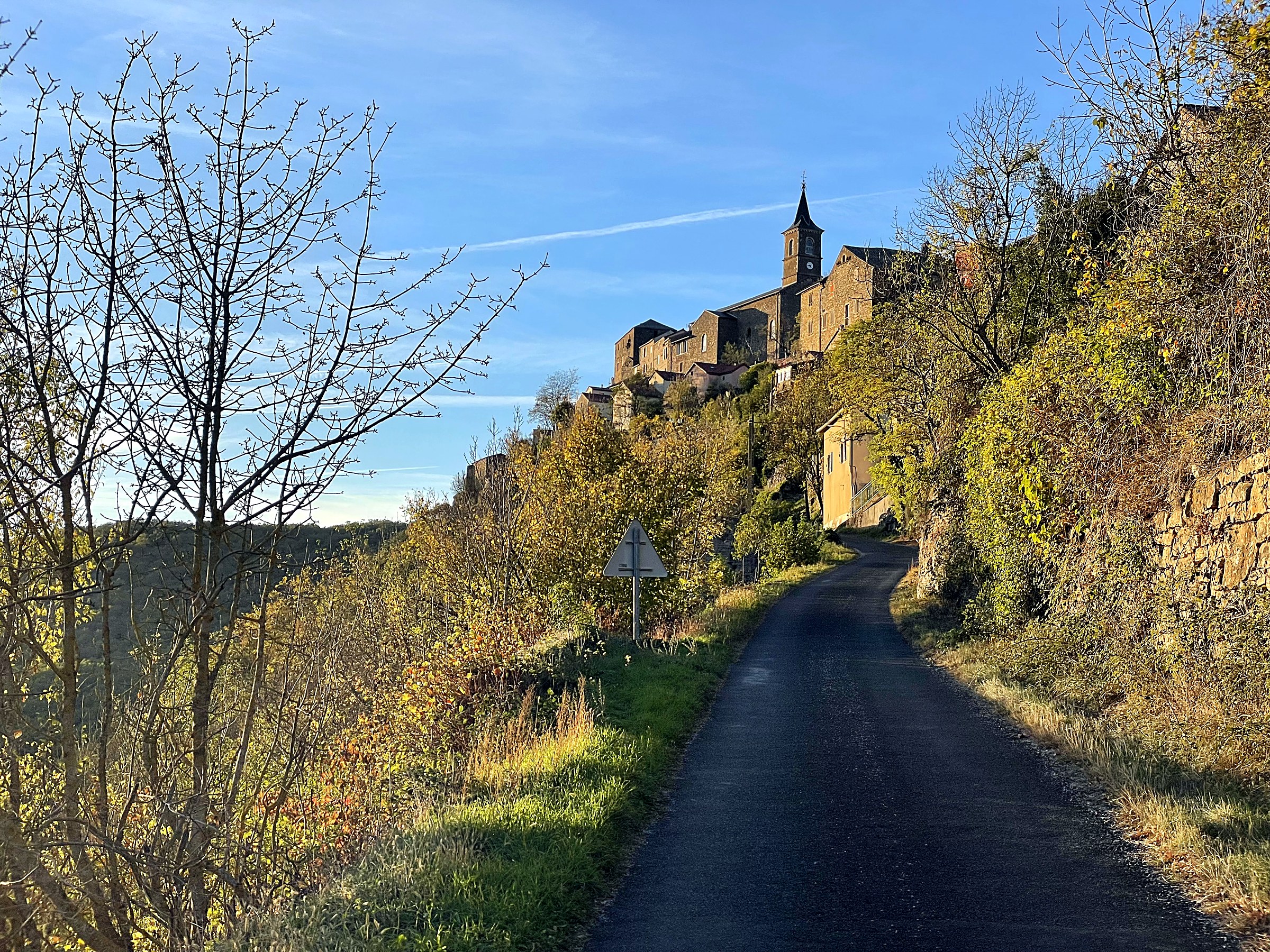 Le village perché de La Bastide Pradines sur le plateau du Larzac, Aveyron