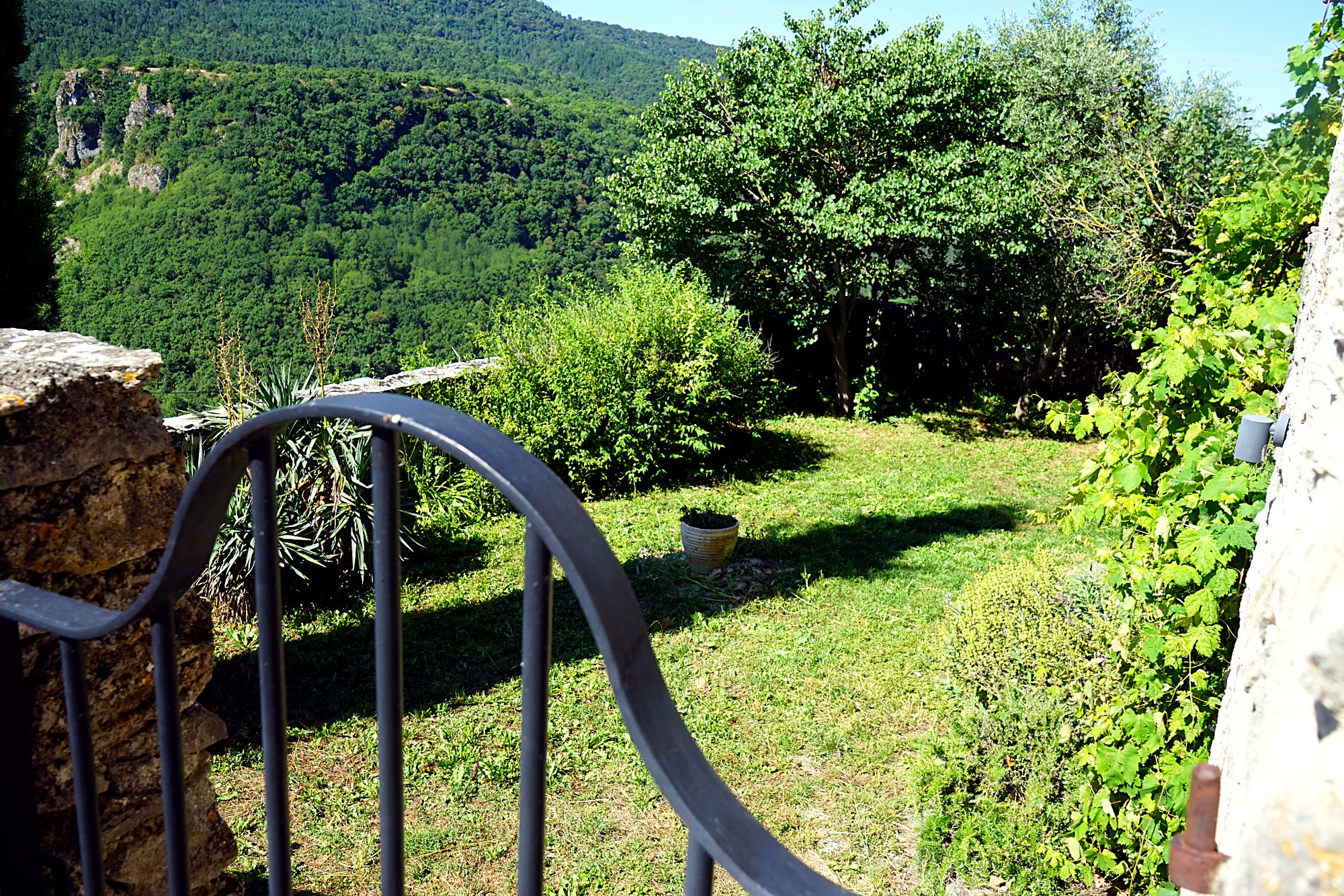 Vue sur le jardin et la vallée depuis le gîte