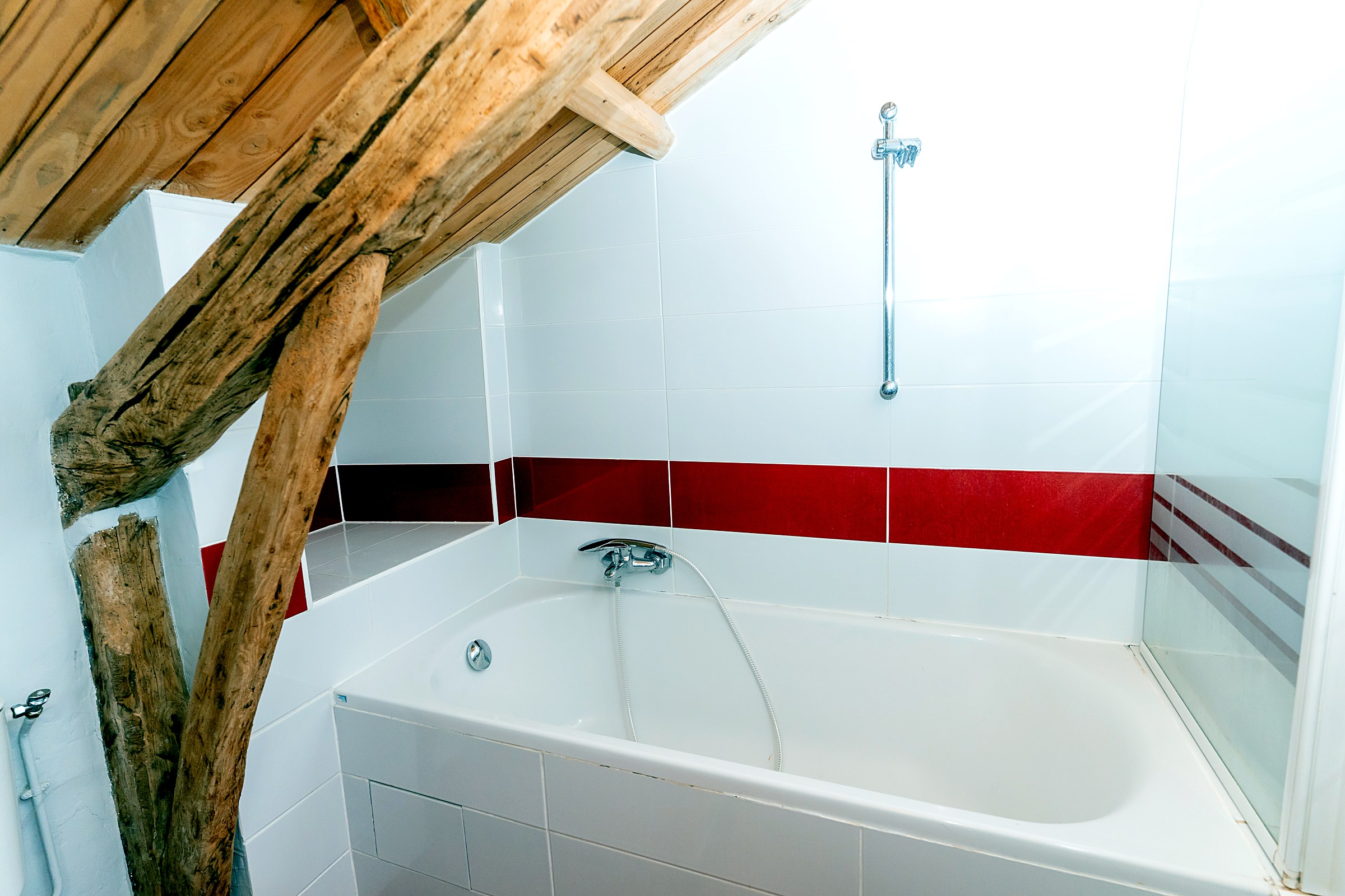 Chambre double sous les toits, gîte L'Oustal du Larzac