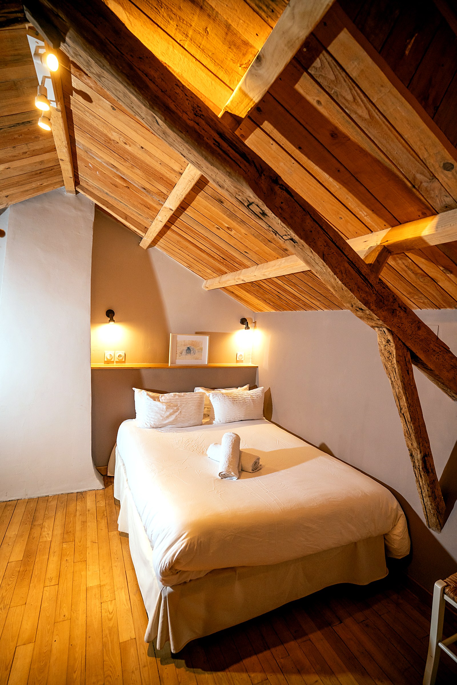 Chambre avec poutres apparentes, gîte Larzac Aveyron