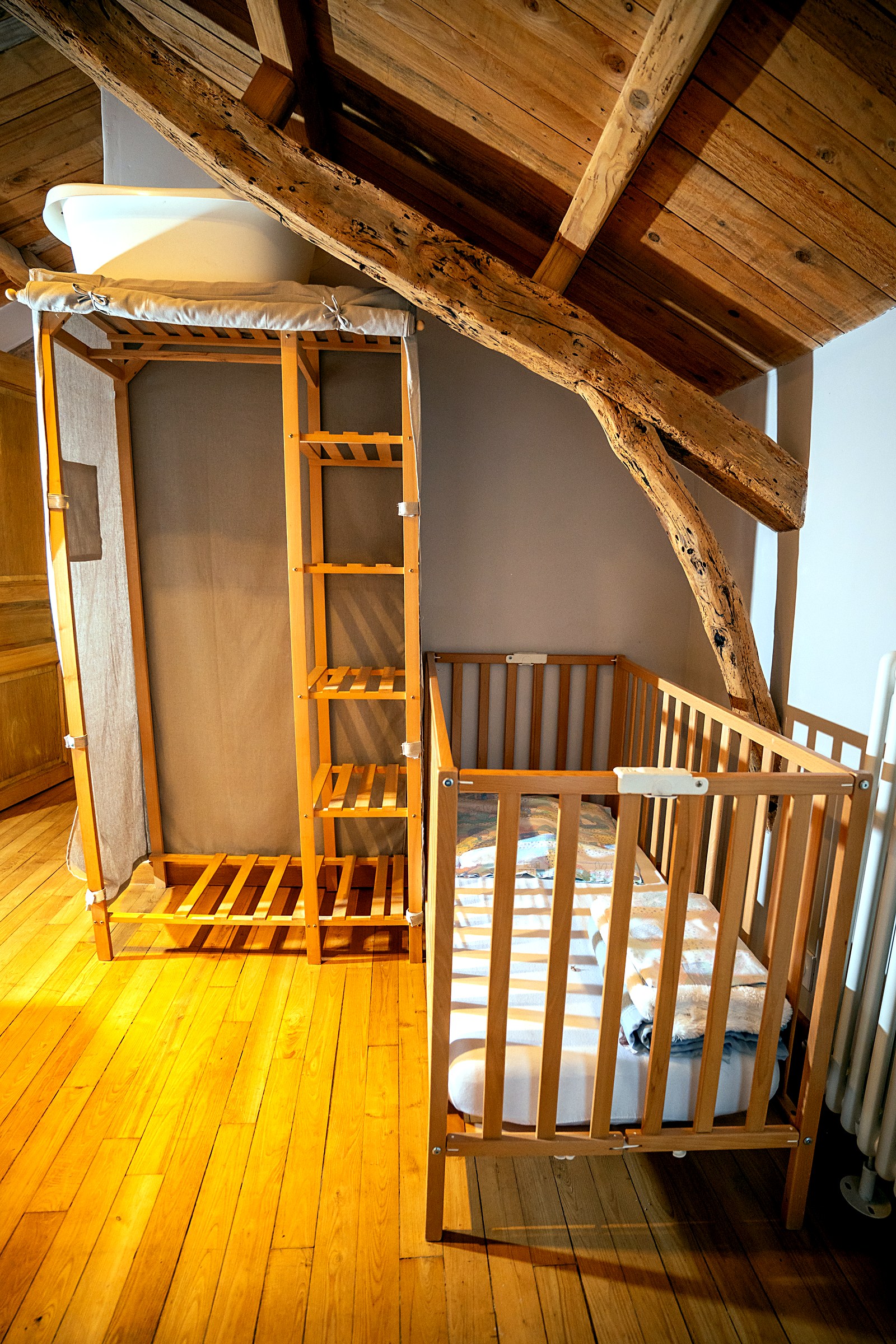 Coin bébé aménagé, lit et chaise haute, gîte L'Oustal du Larzac