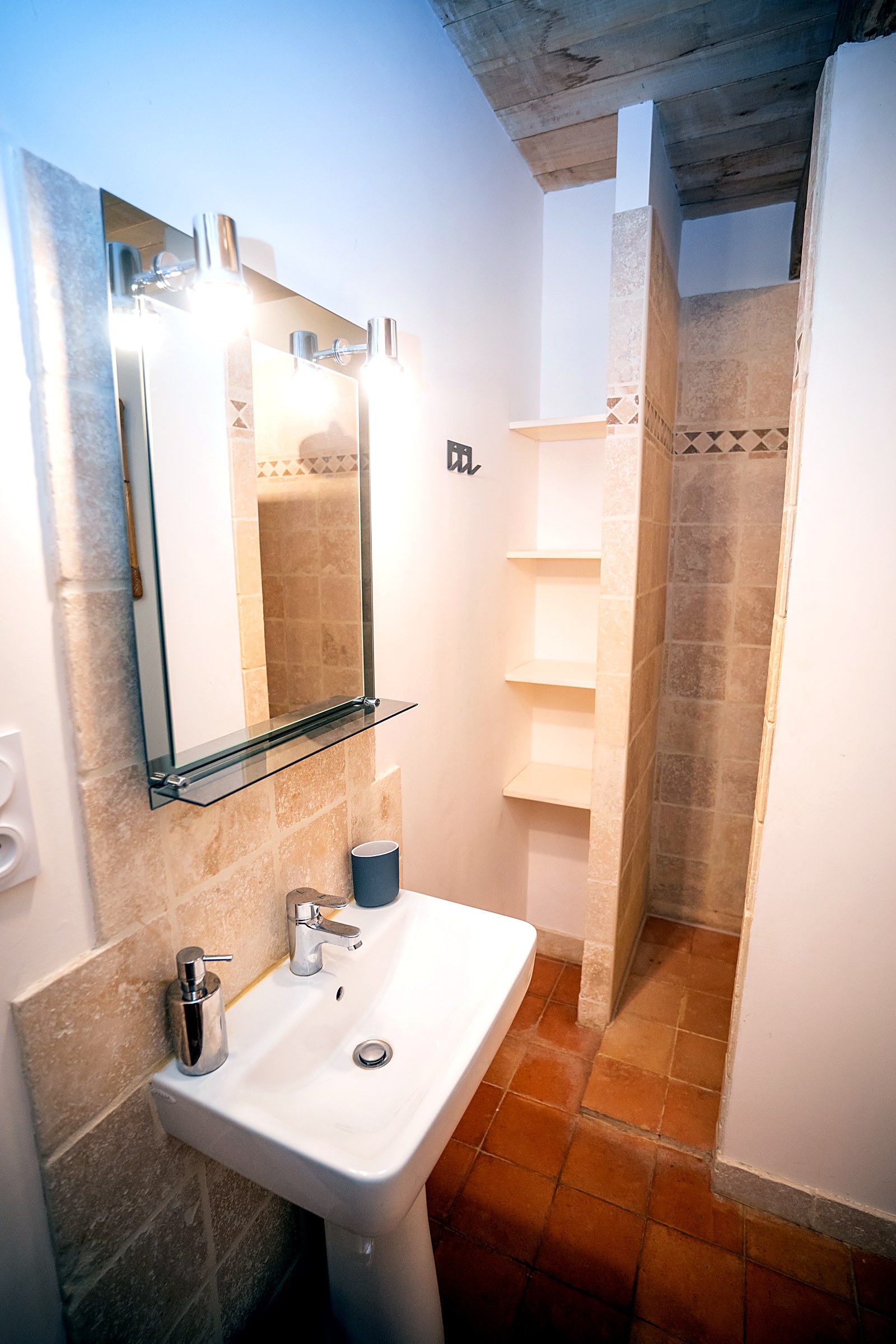 Salle d'eau avec douche à l'italienne en pierre naturelle