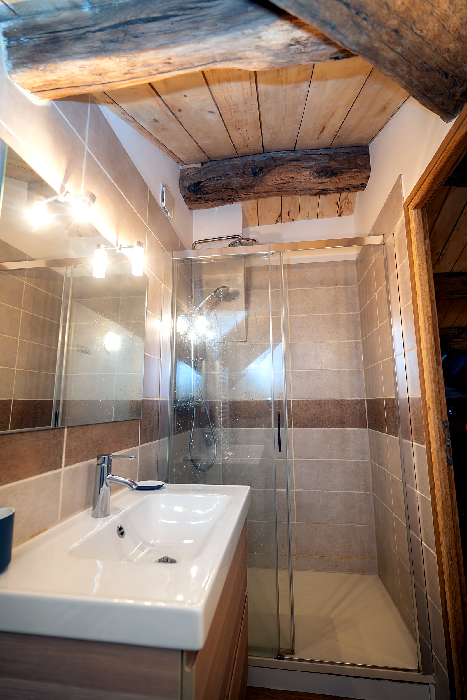 Salle d'eau avec douche italienne, gîte Larzac Aveyron